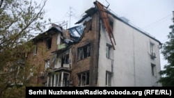 რუსეთის ჯარების შეტევის შედეგად კიევის შევჩენკოს რაიონში ნაწილობრივ დანგრეული სახლი. 2025 წლის 10 ივლისი