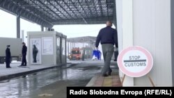 Prvi kamioni na prelazu Merdare, 1. aprila 2020