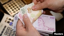 С мая прошлого года турецкая лира подешевела к доллару на 21%, бразильский реал и южноафриканский ранд - на 18%.