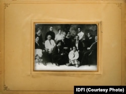 ბარბარე გაბუნია მარცხენა ზედა კუთხეში. ფოტოზე გამოსახულნი არიან უნივერსიტეტის პროფესორ მასწავლებლები (მარცხნიდან მარჯვნივ, შუა რიგში): ალექსანდრე წერეთელი, გრიგოლ ნათაძე, ივანე ჯავახიშვილი, გიორგი ახვლედიანი, კორნელი კეკელიძე. 1922 წელი.