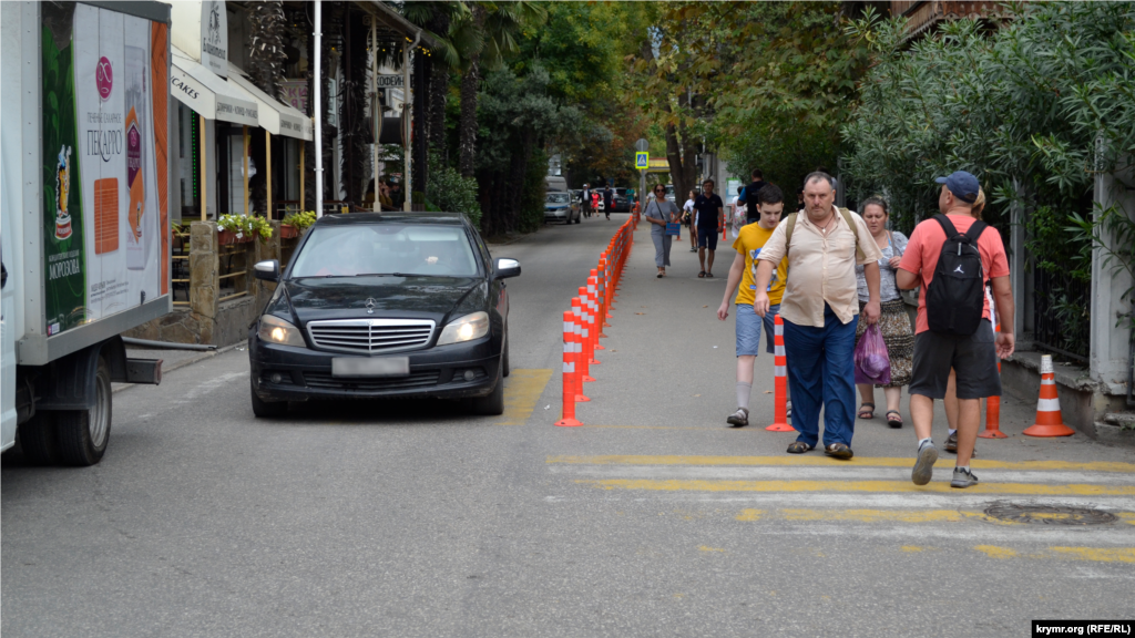 Установленные ограничители на улице Чехова вызвали бурную дискуссию у горожан, мнения традиционно разделились – были сторонники такой оптимизации, равно как и противники