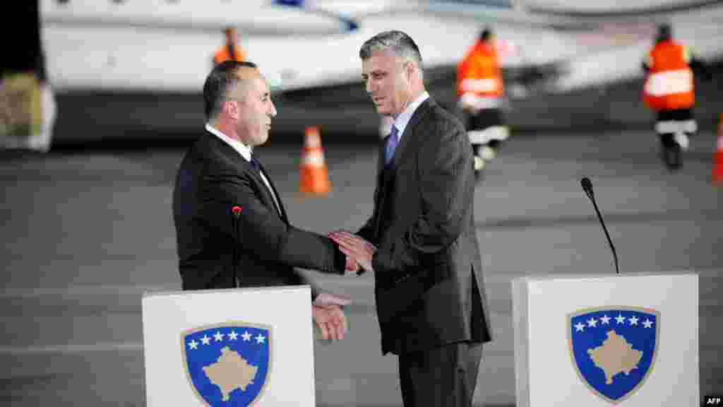 Ramush Haradinaj i Hashim Thaci po dolasku Haradinaja na prištinski aerodrom.