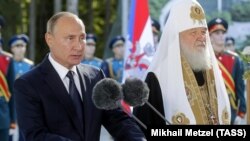 Владимир Путин и патриарх Кирилл во время закладки Главного храма Вооруженных сил РФ в Парке культуры и отдыха "Патриот". 19 сентября 2018 года