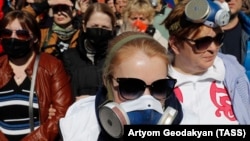 Участники протеста против мусорного полигона в подмосковном Волоколамске, апрель 2018 года