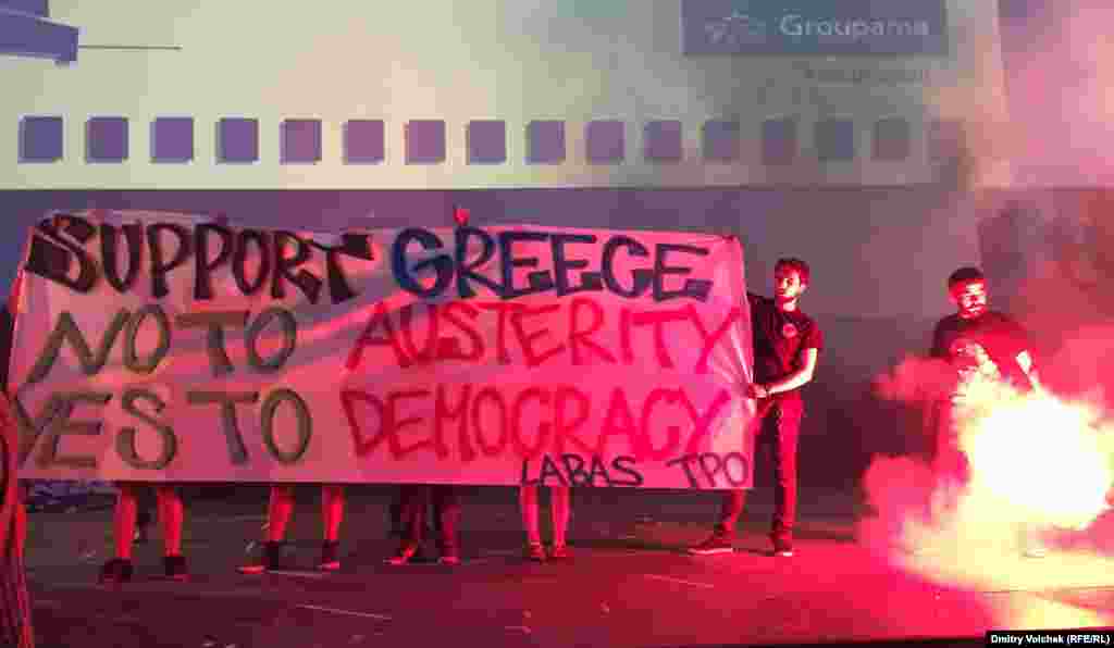 Перед показом фильма "Касабланка" на главной площади Болоньи на сцену, сметая охрану, вырвалась группа антиглобалистов. Они развернули плакат в поддержку Греции. Акция продолжалась несколько минут, протестующие скрылись, и вскоре на сцене появилась Изабелла Росселини, представившая картину, в которой снималась ее мать