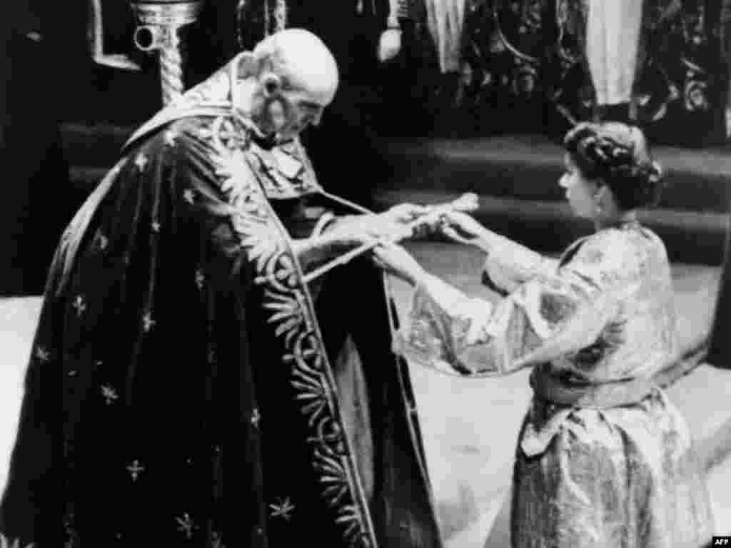 Архиепископ Кентерберийский вручает Елизавете Второй меч. Вестминстерское аббатство, 2 июня 1953 года. 