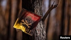 На початку квітня Державна служба з надзвичайних ситуацій повідомила, що з лютого 2022 року через вибухонебезпечні предмети в Україні загинули 336 людей, поранень зазнали 825 людей