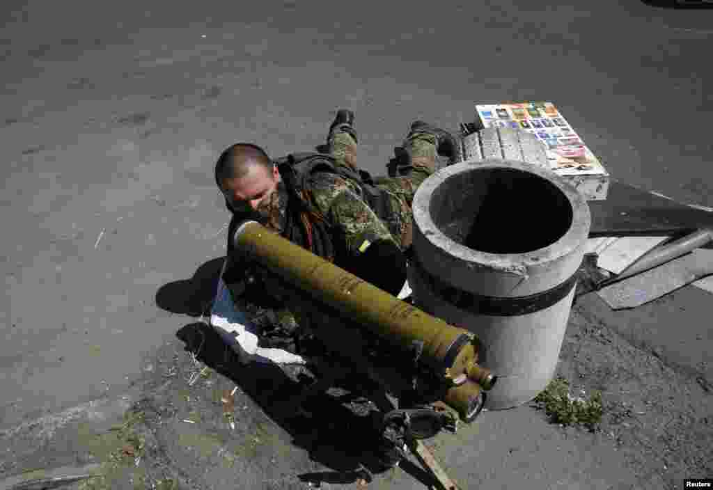 Проросійський бойовик з протитанковою ракетною установкою на бойовій позиції у Слов’янську, 16 травня 2014 року