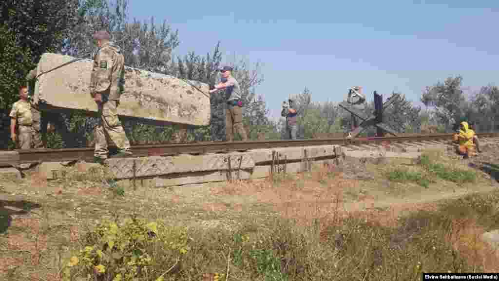 Активисты «крымского майдана» заблокировали железную дорогу, ведущую из Херсонской области на завод «Крымский Титан», 28 сентября 2015 года