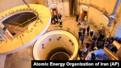 Zvaničnici i mediji posjećuju lokaciju teškovodnog reaktora Arak, 250 kilometara jugozapadno od Teherana, u decembru 2019.
