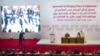 Mullah Abdul Ghani Baradar, vođa talibanske delegacije, na ceremoniji potpisivanja sporazuma između pripadnika afganistanskih talibana i američkih snaga u Dohi, Katar, potpisuje sporazum sa Zalmay Khalilzadom, američkim izaslanikom za mir u Afganistanu, 29 februar 2020.