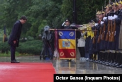 Noul președinte al României, Nicușor Dan, salută drapelul de luptă al României.