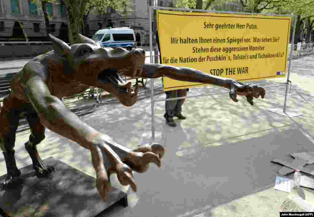 Скульптуры волков установлены у посольства России в Берлине: "Уважаемый господин Путин, мы держим перед вами зеркало. Что вы видите? Эти агрессивные монстры представляют нацию Пушкина, Толстого и Чайковского?".