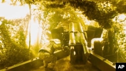 Український військовослужбовець 14-ї бригади Нацгвардії «Червона калина» веде вогонь з артилерійської гармати Д-20 на Покровському напрямку, Донецька область, Україна, 20 січня 2025 року