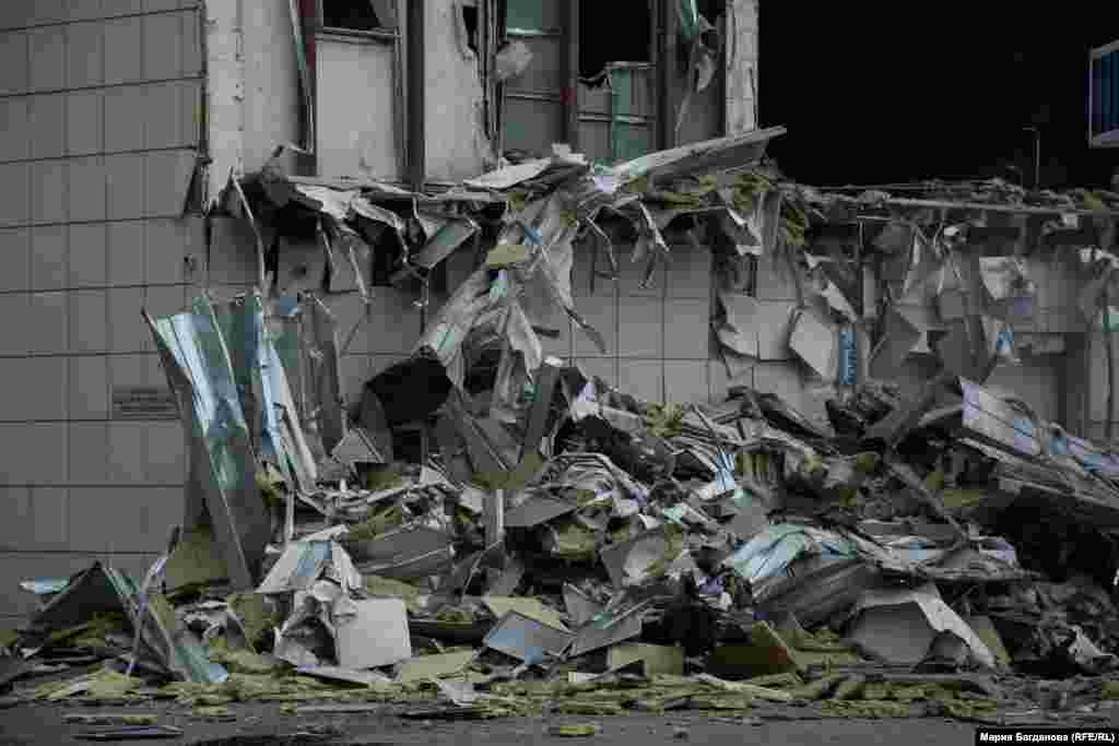 "Есть возможность обрушения конструкции из-за деформации балки, то есть нагрузка перераспределена. Предугадать это невозможно. Но момент в чем?! Экскаватор-разрушитель находится на безопасном расстоянии. Людей нет. То есть, если какое-то обрушение будет, это будет происходить локально и безопасно для людей", - сообщил начальник участка Юрий Нургалиев. 