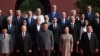 Președintele chinez Xi Jinping și soția sa Peng Liyuan, alături de președintele rus Vladimir Putin și liderul nord-corean Kim Jong Un la Beijing, în mijlocul altor înalți participanți, inclusiv foștii premieri români, Adrian Năstase și Viorica Dăncilă (în rândul de sus).