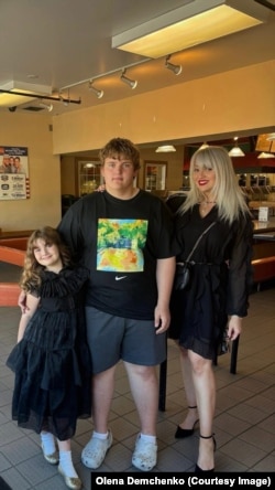 Елена Демченко с детьми