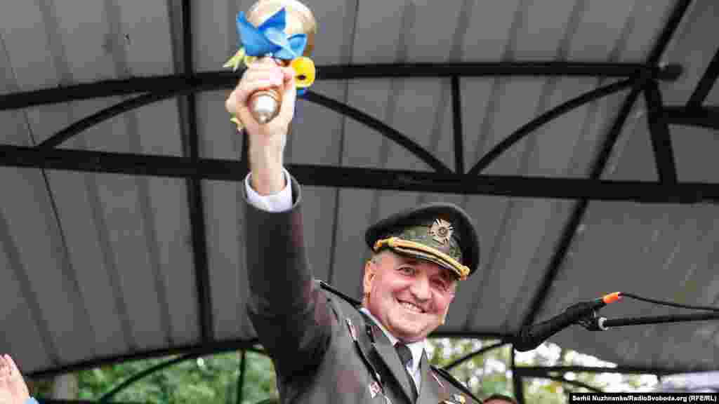 Генерал-майор ЗСУ, начальник Київського військового ліцею імені Івана Богуна, Герой України Ігор Гордійчук дзвонить у дзвоник під час урочистих заходів, присвячених новому навчальному року та святу «Першого дзвоника», на території військового ліцею імені Івана Богуна