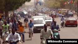 На одной из улиц столицы Буркина-Фасо - города Уагадугу