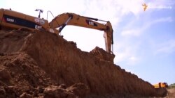 Незаконний видобуток корисних копалин: гігантський котлован на місці родючих земель і зруйнованих будинків Незаконний видобуток корисних копалин: гігантський котлован на місці родючих земель і зруйнованих будинків