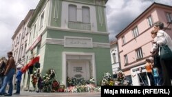 Zločin na Kapiji dogodio se u svibnju 1995. godine kada je od granate s Ozrena izgubljen 71 mladi život, a više do 200 ljudi teško ranjeno.