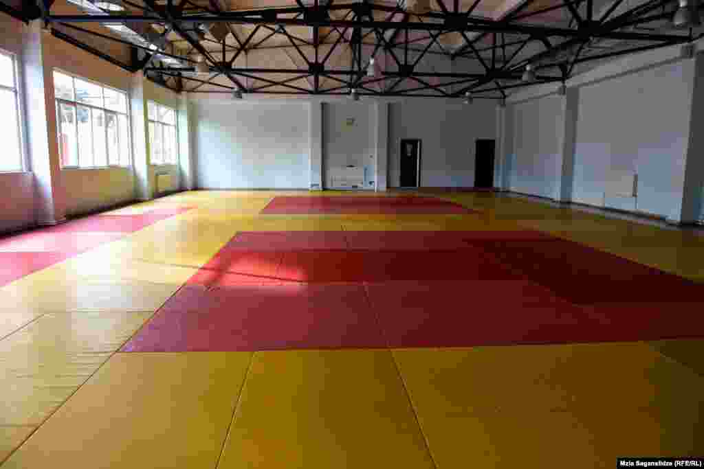 შოთა ჩოჩიშვილის სახელობის ძიუდოს აკადემიაშიც სიცარიელეა. საქართველოს ძიუდოს ფედერაციამ აკადემიაში მდებარე დარბაზებს დეზინფექცია ჩაუტარა და საწვრთნელი პროცესი შეაჩერა.