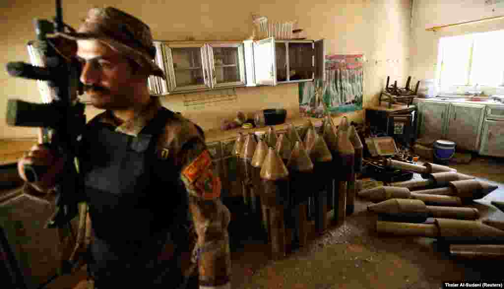 "Tvornica" oružja u Faludži. Reuters prenosi da se improvizovano oružje proizvodi prema smjernicama koje su iste za sve militante IDIL-a, bez obzira na državu u kojoj izvode operacije.