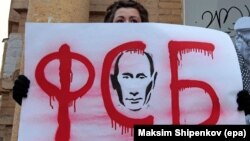 პოლიტპატიმრების მხარდასაჭერი ერთ-ერთი აქციის მონაწილე. მოსკოვი