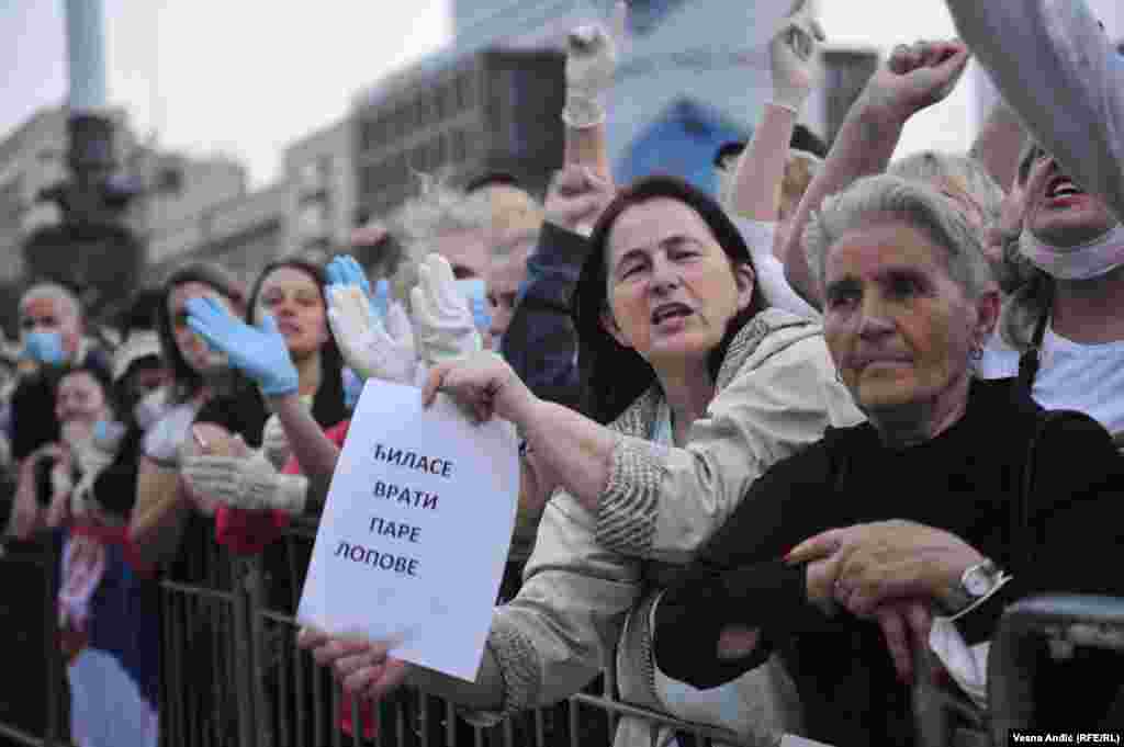 Žena sa natpisom: "Đilase, vrati pare lopove"