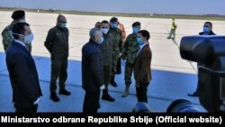 Premijerka Srbije Ana Brnabić, ministar odbrane Aleksandar Vulin i ambasador Rusije u Srbiji Aleksandar Bocan Harčenko, na aerodromu u Beogradu dočekuju pošiljku iz Rusije. 3. april 2020.