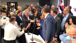 Slavlje u štabu Srpske napredne stranke Slavlje u štabu Srpske napredne stranke