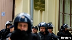 Policija čuva dvojezične ploče u Vukovaru, 03. rujan 2013.