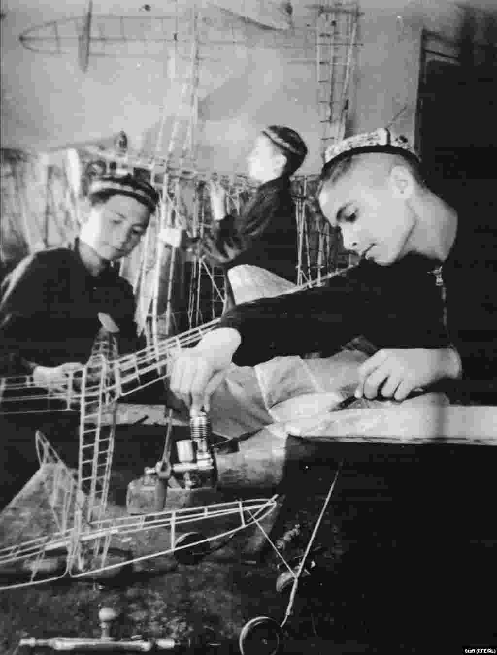 Ислам Каримов (справа) делает модель самолета. В 1940-х Каримова, который затем стал лидером узбекских коммунистов, а потом и первым президентом независимого Узбекистана, отправили в детский дом.