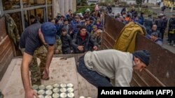 სტეფანაკერტის მოსახლეობა იღებს ჰუმანიტარულ დახმარებას. 2020 წლის 22 ნოემბერი