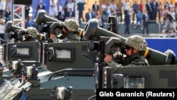 უკრაინელი სამხედროები ამერიკული ტანკსაწინააღმდეგო სარაკეტო კომპლექსებით „ჯაველინი“ დამოუკიდებლობის დღისადმი მიძღვნილ აღლუმზე. კიევი, 2018 წლის 24 აგვისტო