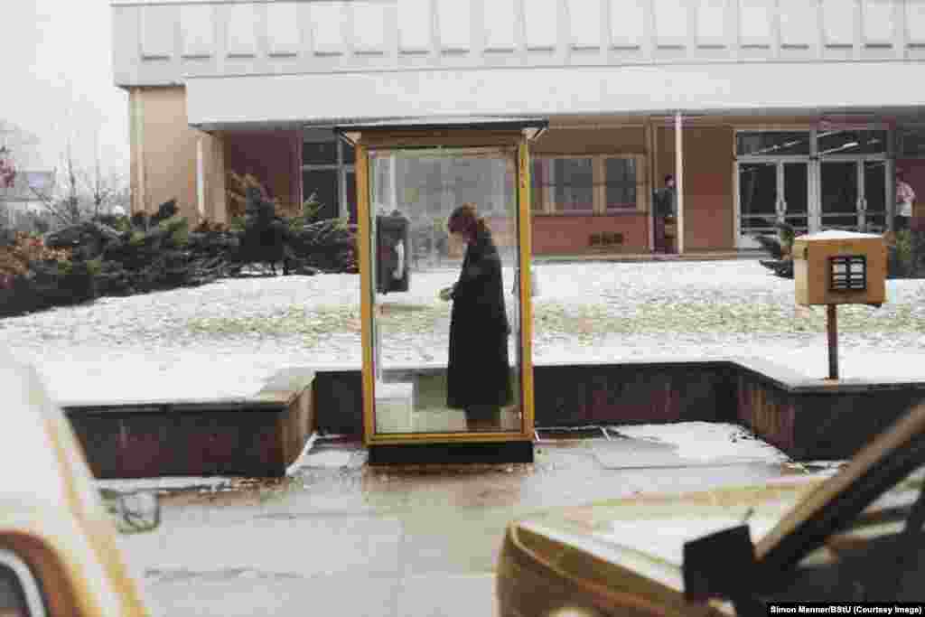 Фотография сделана в учебных целях. Так обучали следить за "целью". Меннер, опубликовавший книгу из обнаруженного им в архивах, говорит, что решил не публиковать фотографии, вторгавшиеся в частную жизнь людей. В его коллекции, например, есть и фото людей в ваннах в их собственных квартирах. Это тоже делалось агентами Штази. 