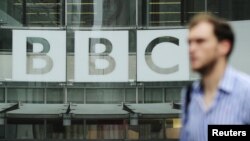 Китайська адміністрація з питань телебачення та радіомовлення заявляє, що компанія BBC «серйозно порушувала» вимоги «чесності та справедливості». На BBC заявили, що докладуть усіх зусиль, щоб продовжувати робити новини доступними для людей