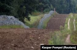 პოლონეთის და ბელარუსის სასაზღვრო ზოლები გაყოფილია მავთულხლართიანი ზღუდით. პოლონეთის პრემიერ-მინისტრმა, მატეუშ მორავეცკიმ განაცხადა, რომ ბელარუსიდან შემოსული მიგრანტების მიღება მინსკის „შანტაჟზე“ დათანხმების ტოლფასი იქნება. 24 აგვისტოს, მორავეცკიმ ჟურნალისტებს განუცხადა, რომ ჩიხში მოქცეული მიგრანტები ბელარუსის ტერიტორიაზე არიან, და დასძინა: „თუ ვინმეს ბელარუსის მხრიდან ლტოლვილის სტატუსის მოსაპოვებლად განაცხადის გაკეთება სურს, გთხოვთ, ეს მინსკში გააკეთოთ“.