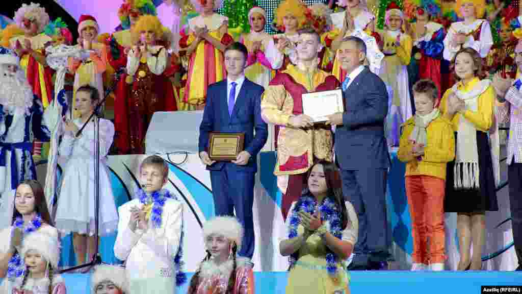 Татарстан президенты Рөстәм Миңнеханов  "Кайнар йөрәк" (батырлык күрсәткән укучылар) проекты җиңүчеләрен бүләкли