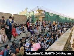 Ljudi čekaju ispred aerodroma u Kabulu, Afganistan, 25. augusta 2021.