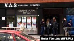 Od 1. januara naredne godine čekanje u redovima za vize, poput ovog snimljenog u Prištini 2019. godine, biće prošlost.