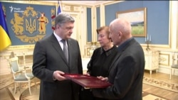 Батькам загиблого на Донбасі оперного співака Василя Сліпака вручили «Зірку Героя» (відео) Батькам загиблого на Донбасі оперного співака Василя Сліпака вручили «Зірку Героя» (відео)