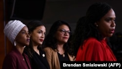 Zastupnica Ayanna Pressley tokom obraćanja u Capitol Hillu