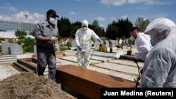 Sahrane preminulih od COVID-19 bolesti u madridskoj opštini Grinon, 8. aprila 2020.