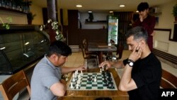 Muškarci igraju šah u kafiću Cupcake Coffee Shop u Kabulu 11. maja.
