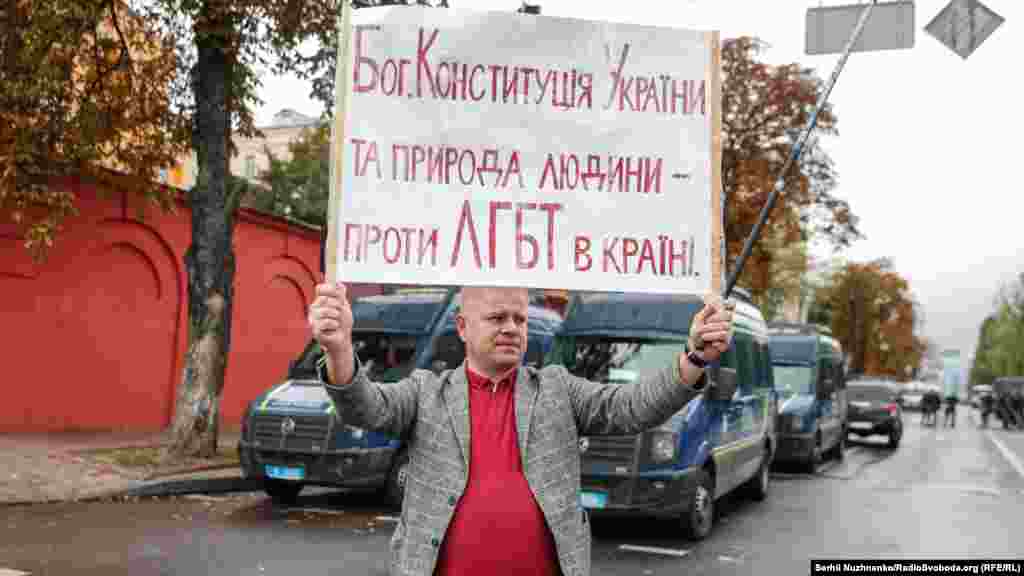 Виктор Мялик – народный депутат Украины протестует против Марша равенства