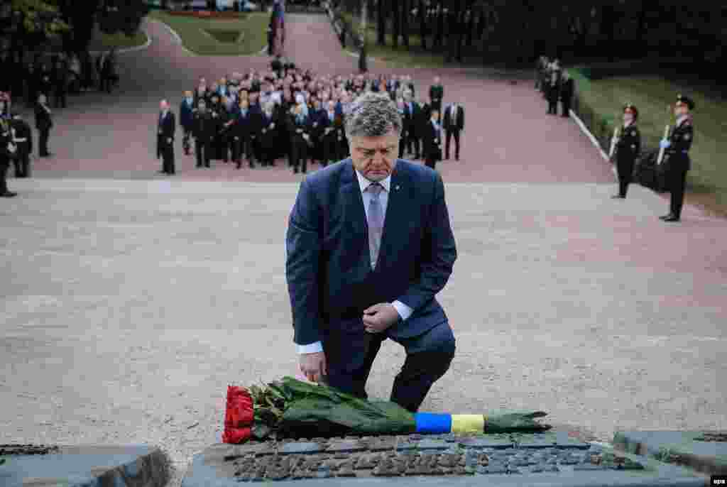 Петро Порошенко на церемонії вшанування пам’яті жертв нацизму в Бабиному Яру в Києві, 29 вересня 2014 року