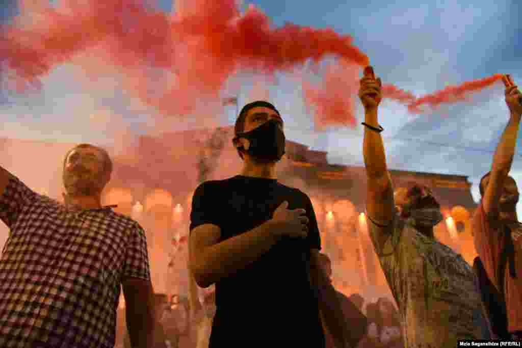 საქართველოს ჰიმნის შესრულების დროს აქციის მონაწილეებმა ეროვნული დროშის ფერი კვამლი გაუშვეს.