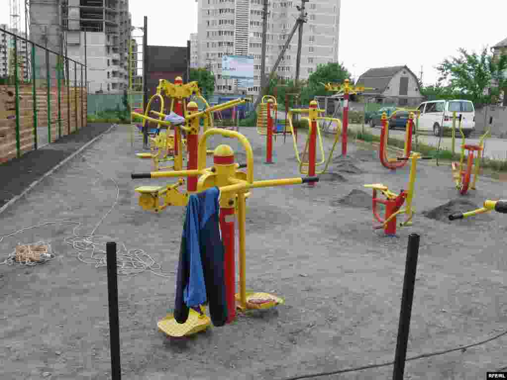 Нові дитячі майданчики для дітей з «Отчого дому» та їхніх друзів з с. Петрівське Києво-Святошинського району: їх змайстровано за підтримки благодійного Фонду Лілії Подкопаєвої та Української будівельної асоціації.