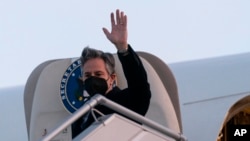 Državni sekretar SAD Antony Blinken maše prilikom dolaska na Međunarodni aerodrom Borispil, u sredu, 19. januara 2022, u Kijevu, Ukrajina.